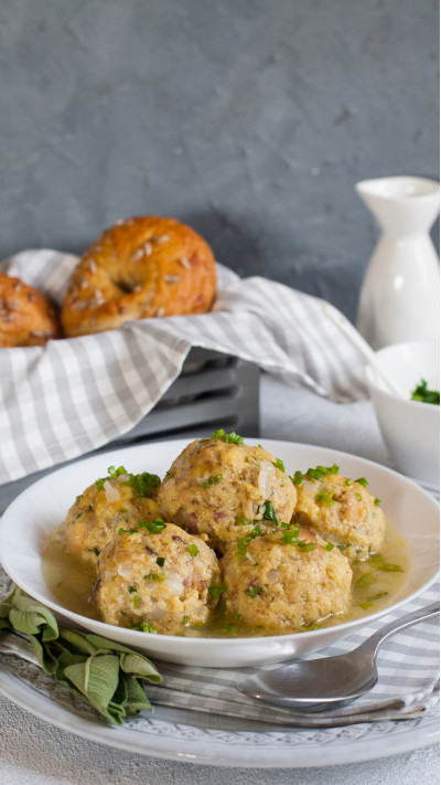 Canederli in brodo con acciughe 