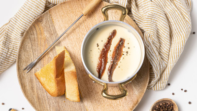 Fonduta con pane croccante e Filetti di Acciughe del Mar Cantabrico in Olio d’Oliva Angelo Parodi 