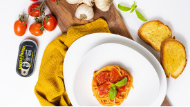 Spaghetti alla puttanesca con Filetti di Acciughe del Mar Cantabrico 