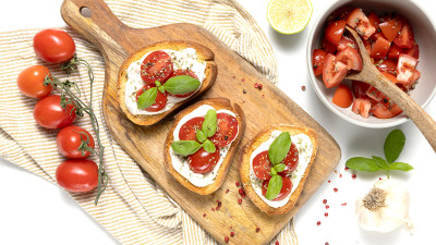 Crostoni di pane e pesto di Sardine in Olio d’Oliva Angelo Parodi senza pelle e spine