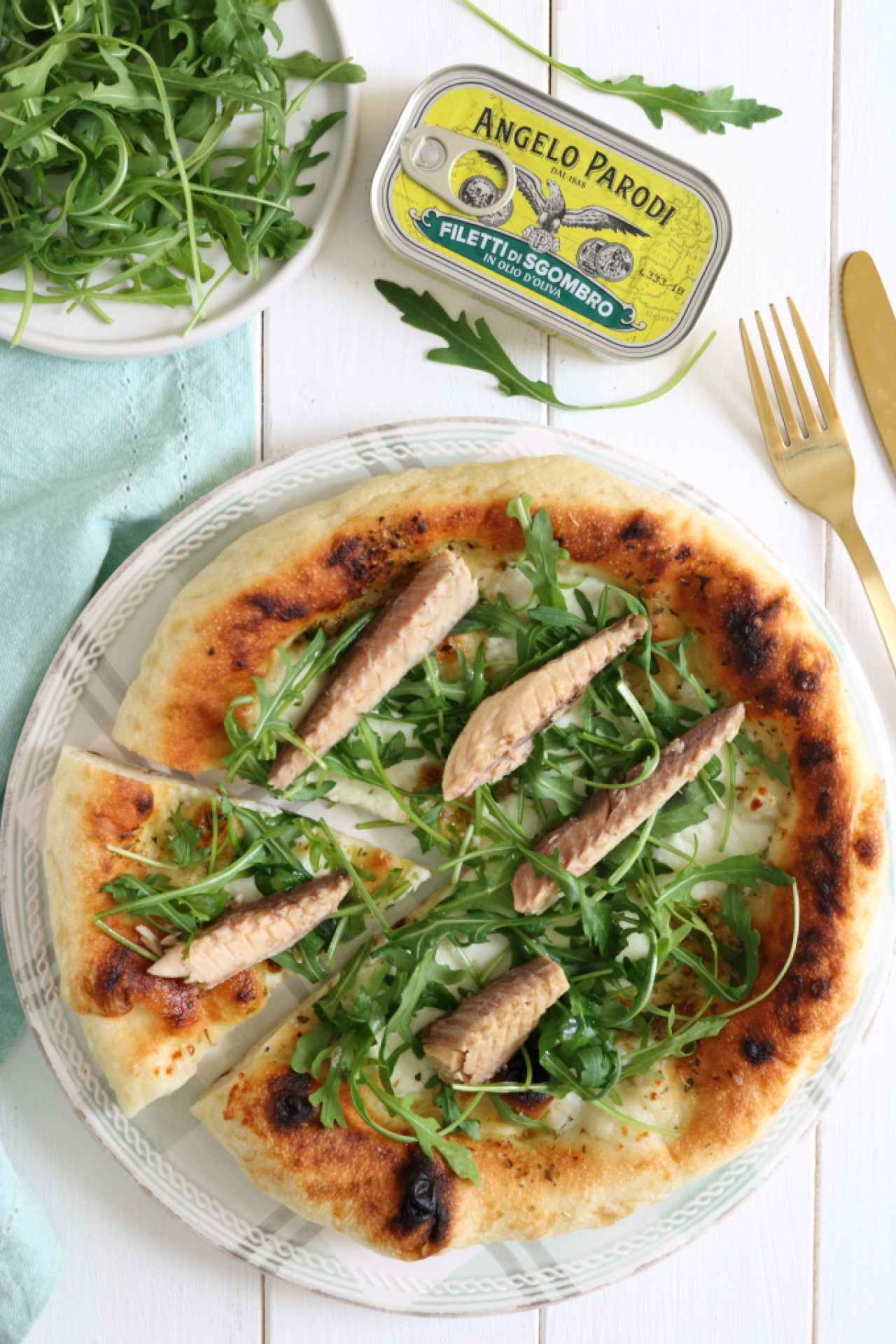 Pizza con stracchino, rucola e Filetti di Sgombro in Olio d'Oliva Angelo Parodi