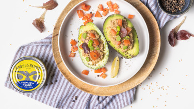 Avocado ripieno con Trancio di Tonno in olio d’Oliva Angelo Parodi e crema di carciofi 