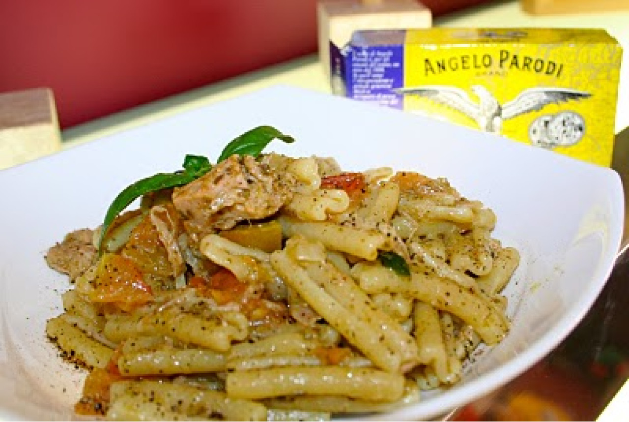 Casarecce al pesto leggero con Filetti di Tonno in Olio d'Oliva Angelo Parodi e pomodorini 