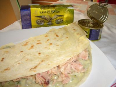 Piadina con Filetti di Tonno in Olio d'Oliva Angelo Parodi e crema ai carciofi 