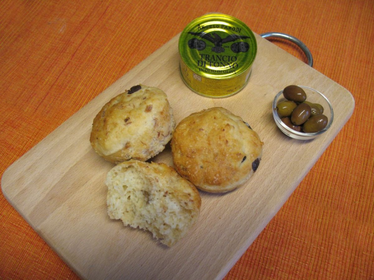 Pan muffin con Filetti di Sardine in Olio d'Oliva Angelo Parodi e olive