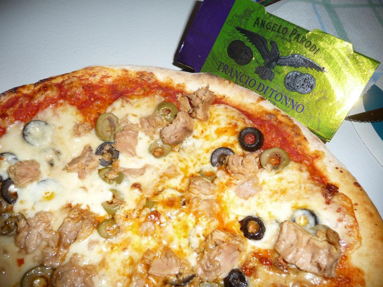 Pizza con Filetti di Tonno in Olio d'Oliva Angelo Parodi e olive 