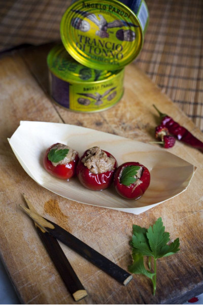 Peperoncini ripieni di Trancio di Tonno in Olio d'Oliva Angelo Parodi, olive, capperi e acciughe 