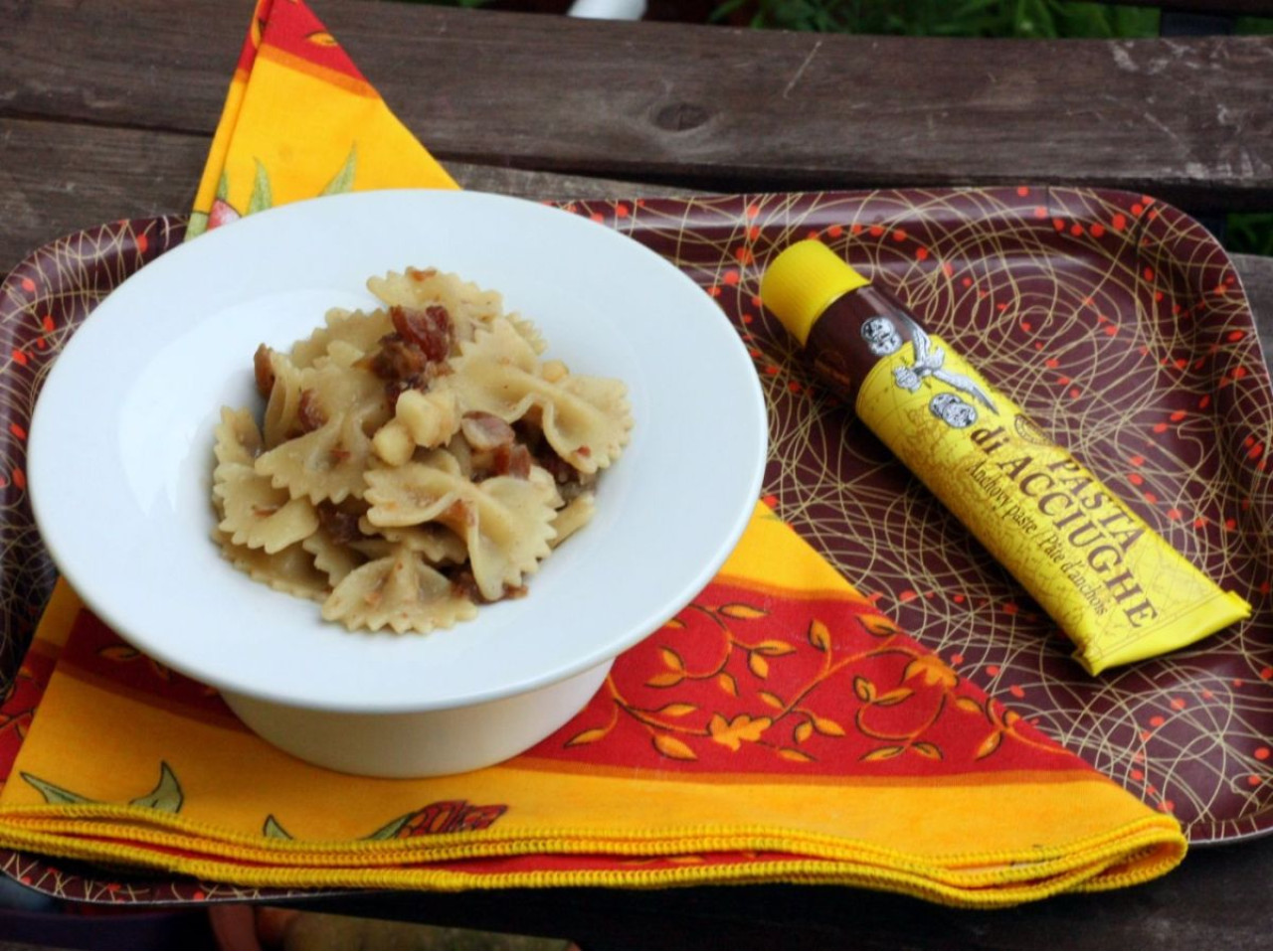 Farfalle con pesto di noci macadamia, uvette e Pasta di Acciughe del Mar Cantabrico Angelo Parodi