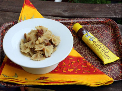 Farfalle con pesto di noci macadamia, uvette e Pasta di Acciughe del Mar Cantabrico Angelo Parodi