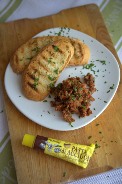 Crostino di pomodori secchi e Pasta di Acciughe del Mar Cantabrico Angelo Parodi