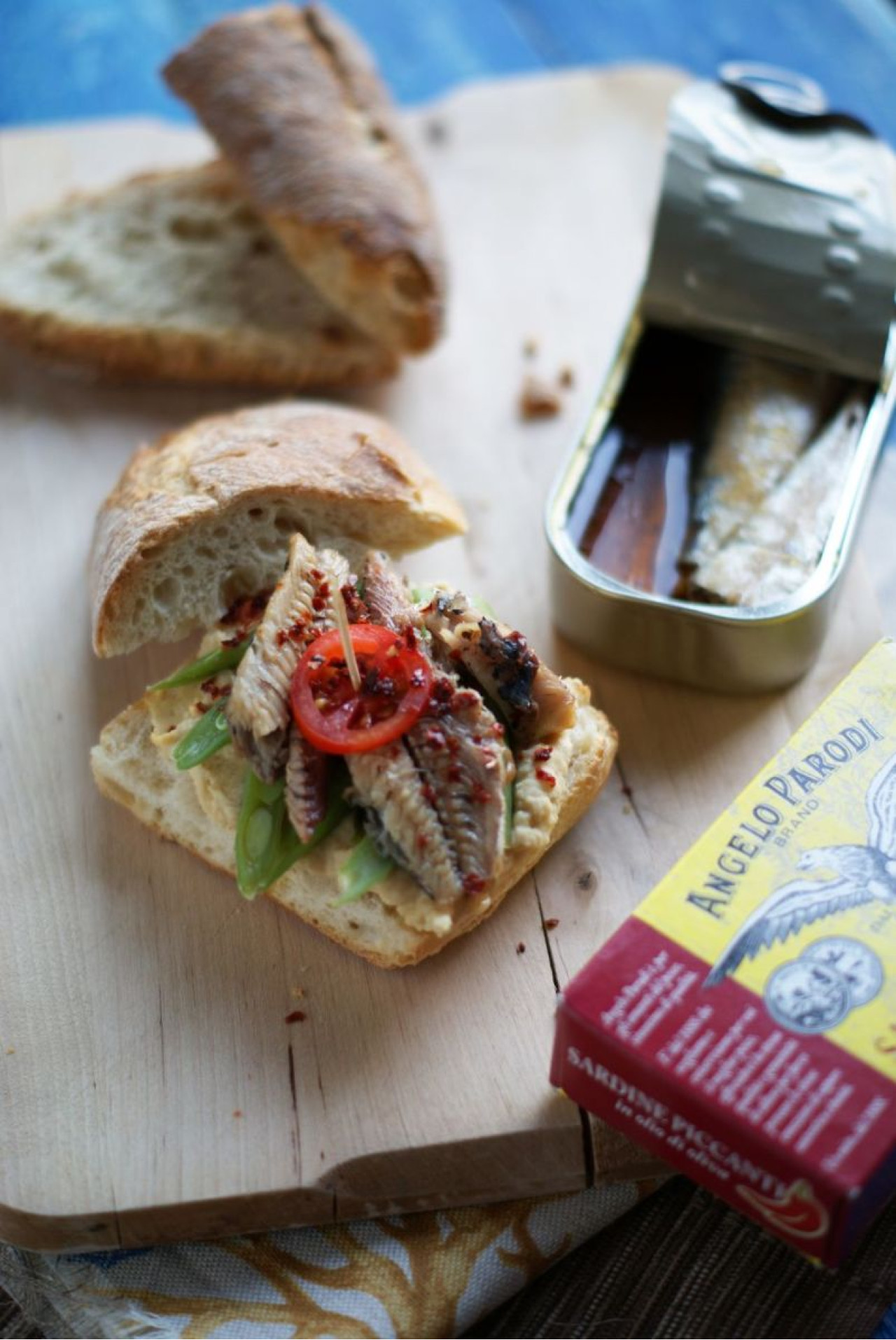  Sandwich di Sardine Piccanti in Olio d'Oliva Angelo Parodi, hummus e fagiolini