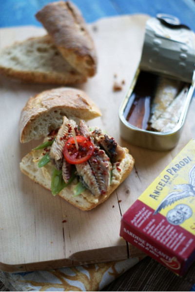  Sandwich di Sardine Piccanti in Olio d'Oliva Angelo Parodi, hummus e fagiolini