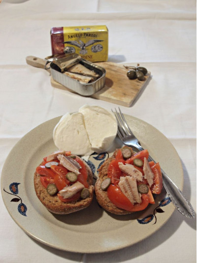 Friselle d’orzo con pomodorini, fiori di cappero e Filetti di Sardine in Olio d'Oliva Angelo Parodi