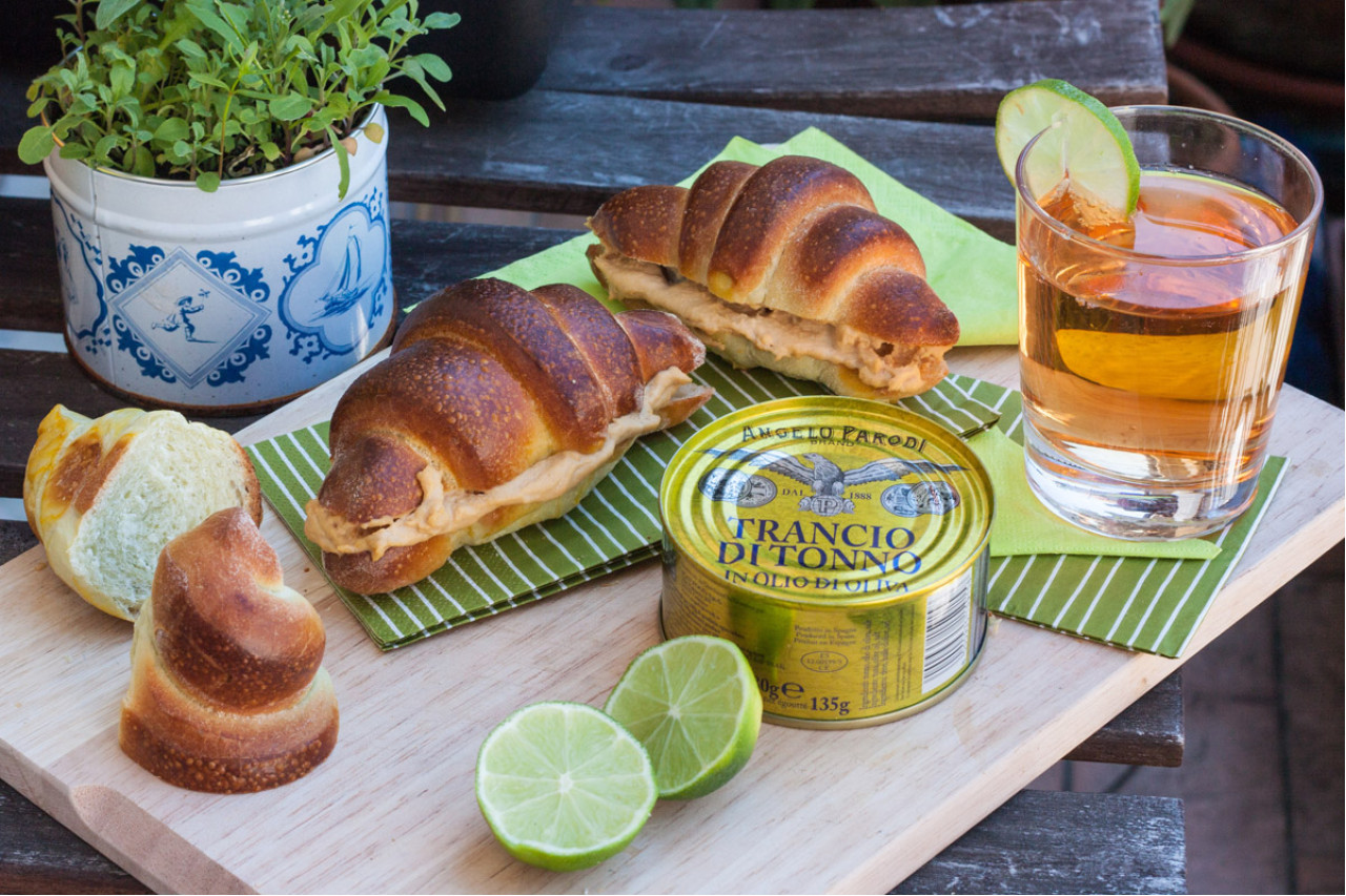 Brioscine al tè matcha con crema di Trancio di Tonno in Olio d'Oliva Angelo Parodi e cipolline 