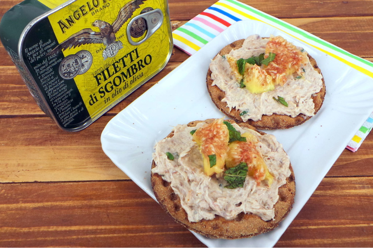 Crostini con crema di Filetti di Sgombro in Olio d'Oliva Angelo Parodi e fichi 