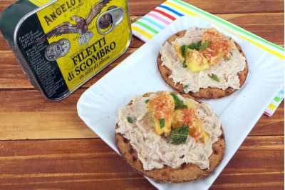 Crostini con crema di Filetti di Sgombro in Olio d'Oliva Angelo Parodi e fichi 