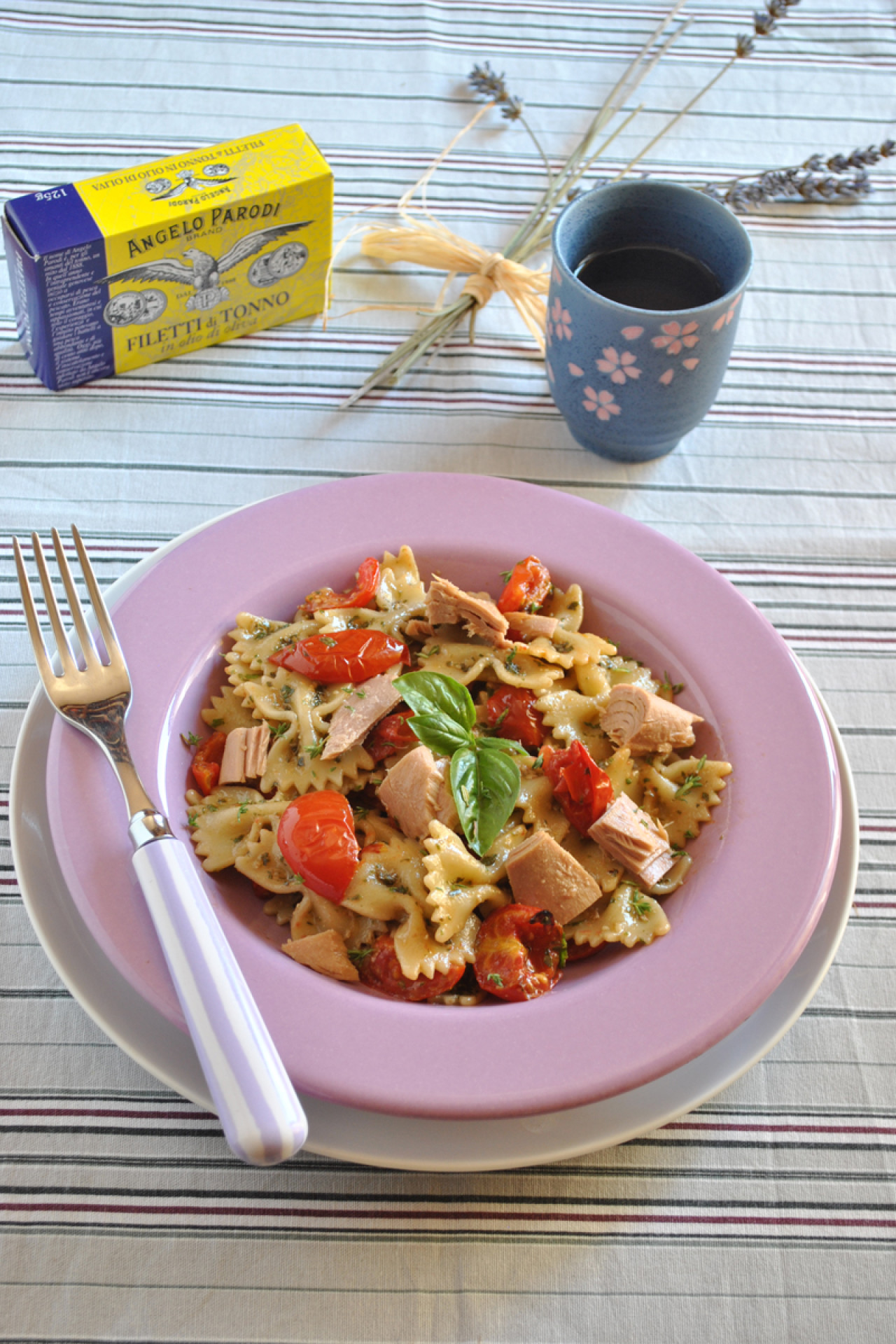 Farfalle al pesto con pomodorini canditi e Filetti di Tonno in Olio d’Oliva Angelo Parodi