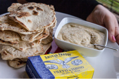 Piadinette di Senatore Cappelli con salsa al tofu e Filetti di Tonno in Olio d'Oliva Angelo Parodi