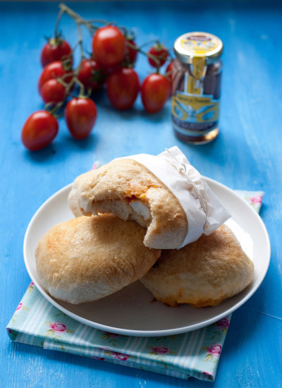 Panetti ripieni di Filetti di Acciughe del Mar Cantabrico Angelo Parodi e pomodori