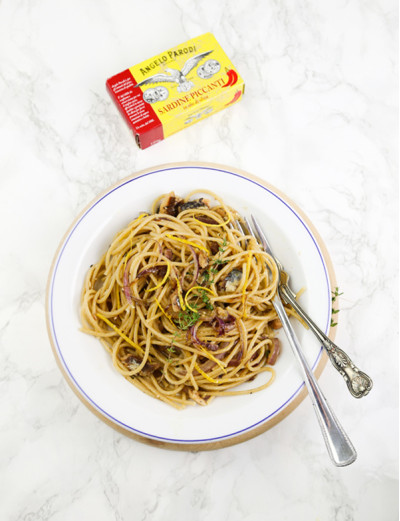 Linguine integrali con cipolle, Sardine Piccanti in Olio d'Oliva Angelo Parodi e limone