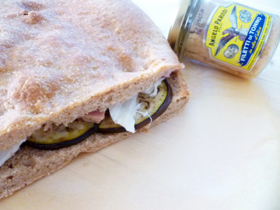 Focaccia croccante con Filetti di Tonno in Olio d'Oliva Angelo Parodi, mozzarella e melanzane 