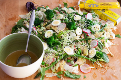 Insalata primaverile con salsa alla Pasta di Acciughe del Mar Cantabrico Angelo Parodi