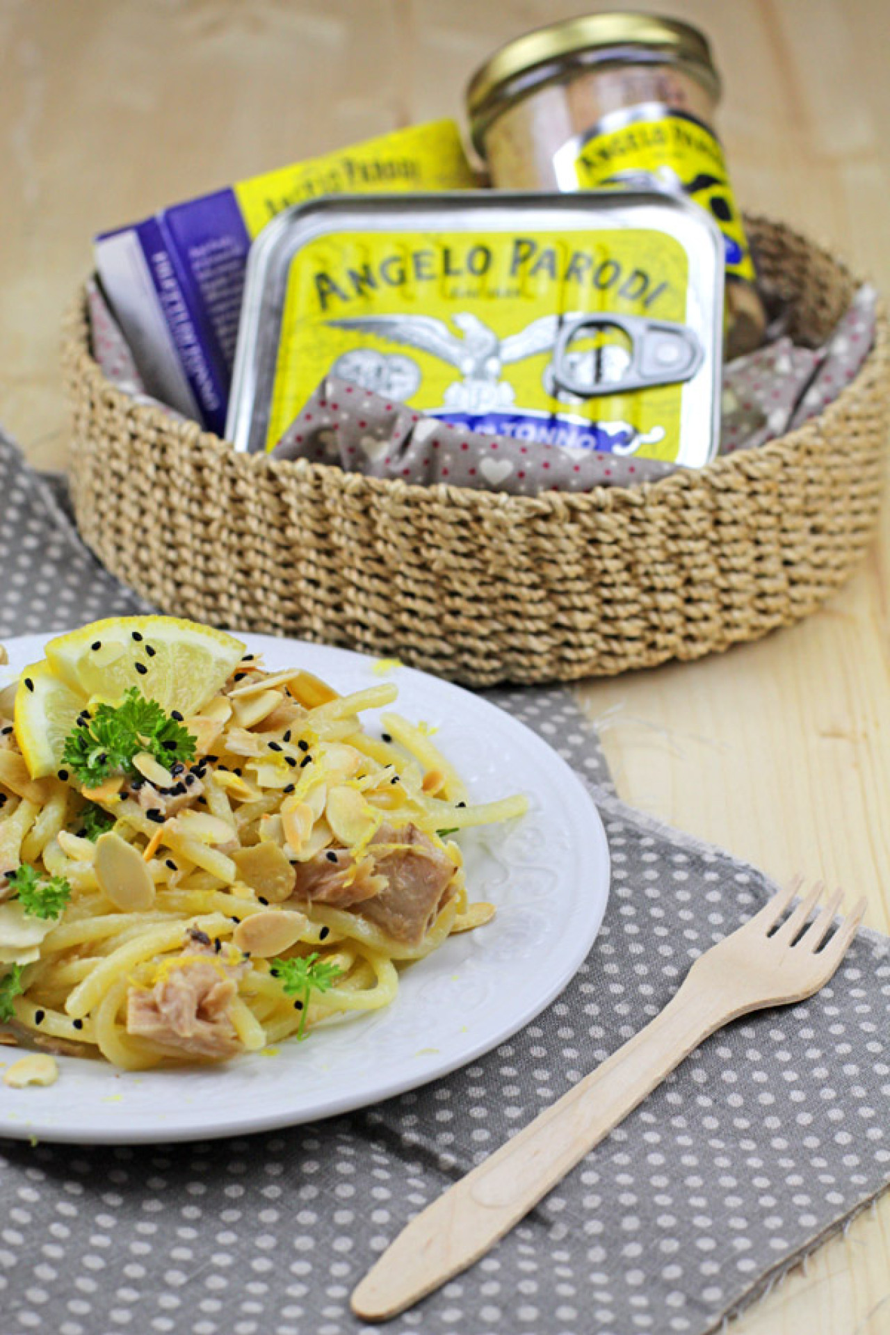 Spaghettata con Trancio di Tonno in Olio d'Oliva Angelo Parodi, mandorle e limone 