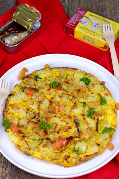 Tortilla di patate, cipolla e Sardine Piccanti in Olio d'Oliva Angelo Parodi