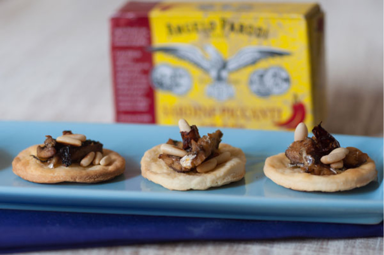 Pizzette veloci con Sardine Piccanti in Olio d'Oliva Angelo Parodi e pinoli