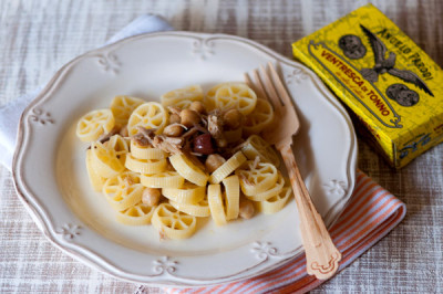 Ruote con ceci, olive e Ventresca di Tonno in Olio d'Oliva Angelo Parodi