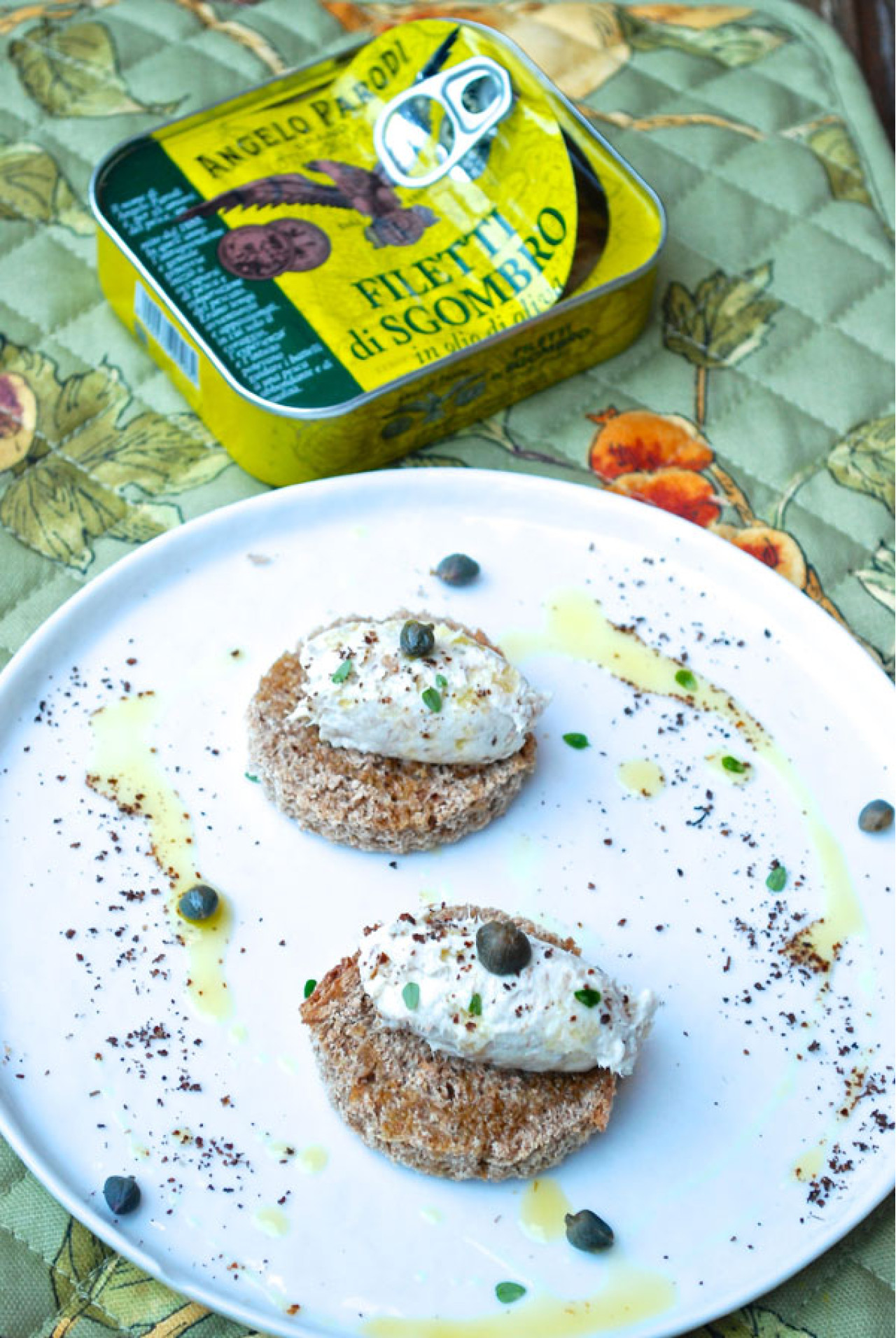 Canapè con crema di Filetti di Sgombro in Olio d'Oliva Angelo Parodi, capperi e sommacco