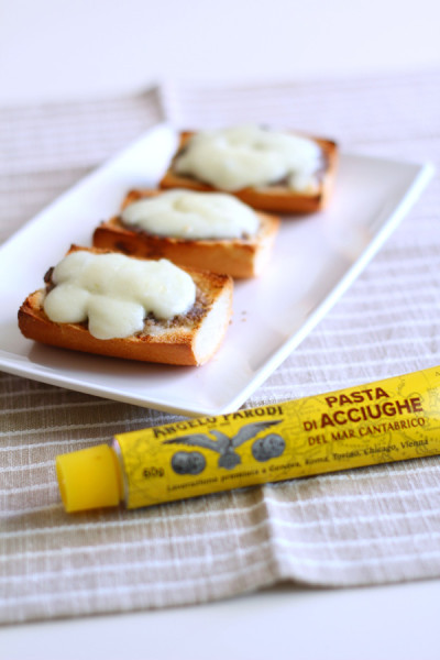 Bruschette di pane con bufala e Pasta di Acciughe del Mar Cantabrico Angelo Parodi