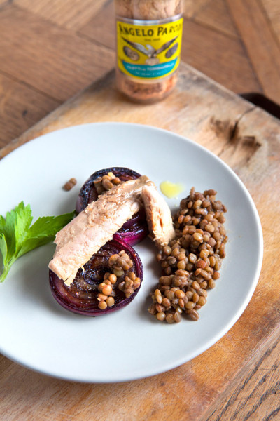 Cipolle grigliate con Filetti di Tombarello in Olio d'Oliva Angelo Parodi e lenticchie