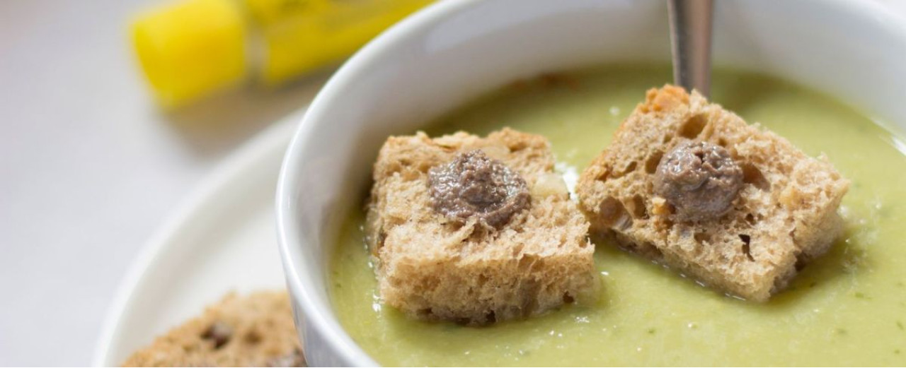 Crema fredda di zucchine con crostini alla Pasta di Acciughe del Mar Cantabrico Angelo Parodi