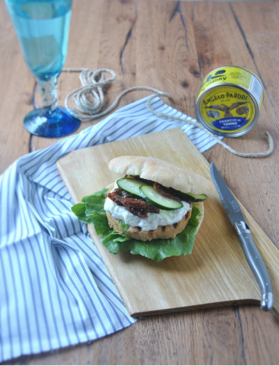 Pane arabo con polpetta di Tranci di Tonno in Olio d'Oliva Angelo Parodi e tzatziki