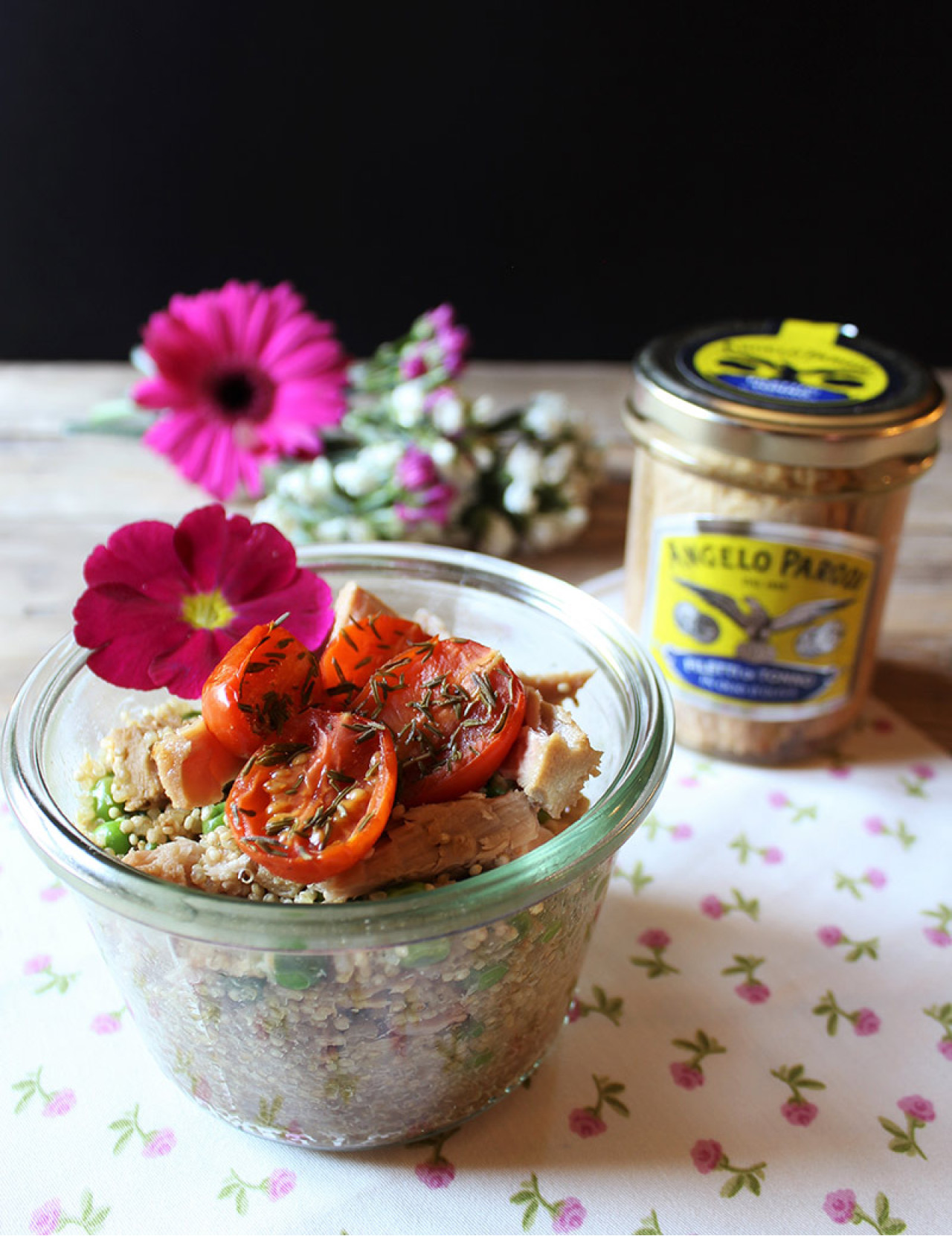 Quinoa con piselli, pomodorini confit e Filetti di Tonno in Olio d'Oliva Angelo Parodi