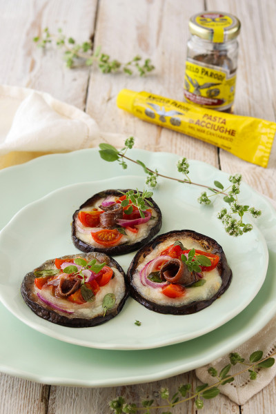 Pizzette di melanzana con pomodorini, cipolla e Filetti di Acciughe del Mar Cantabrico Angelo Parodi