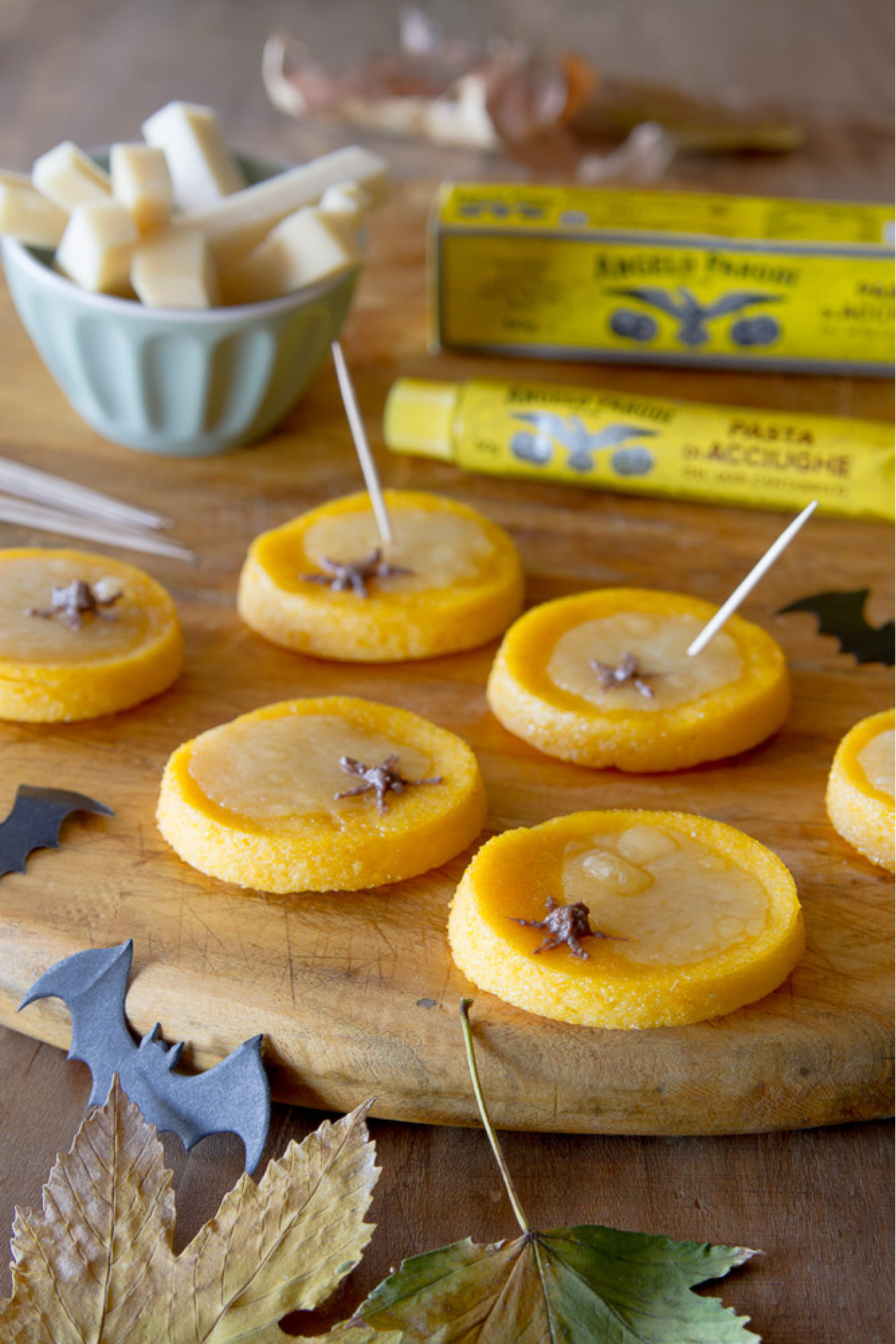 Pizzette di polenta con fontina e Pasta di Acciughe  del Mar Cantabrico Angelo Parodi