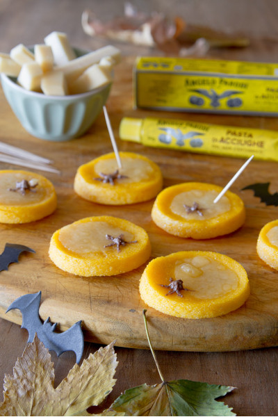 Pizzette di polenta con fontina e Pasta di Acciughe  del Mar Cantabrico Angelo Parodi