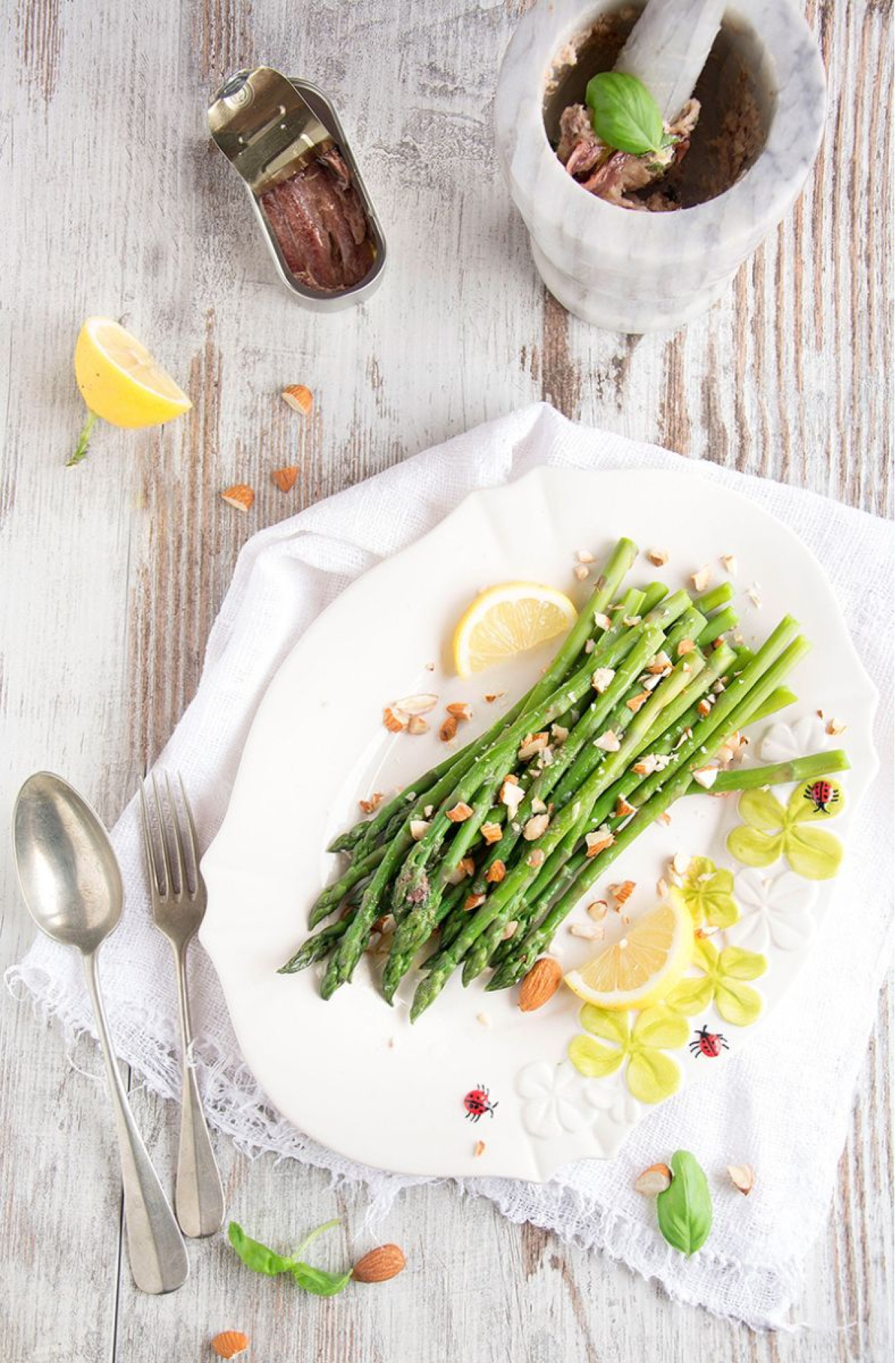 Asparagi con burro, Filetti di Acciughe del Mar Cantabrico in Olio d'Oliva Angelo Parodi e mandorle