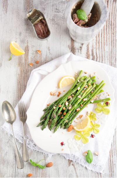 Asparagi con burro, Filetti di Acciughe del Mar Cantabrico in Olio d'Oliva Angelo Parodi e mandorle