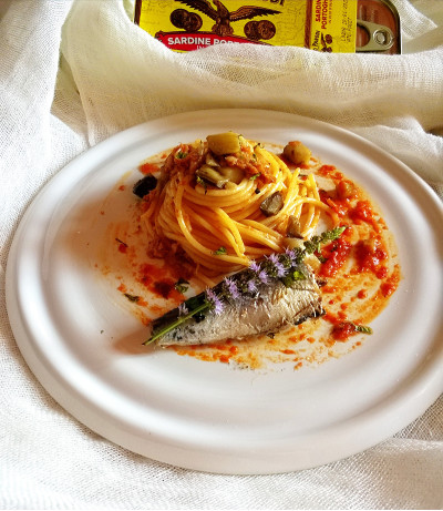Spaghetti con Sardine Portoghesi in Olio d'Oliva Angelo Parodi, melanzana, pomodori e menta fresca