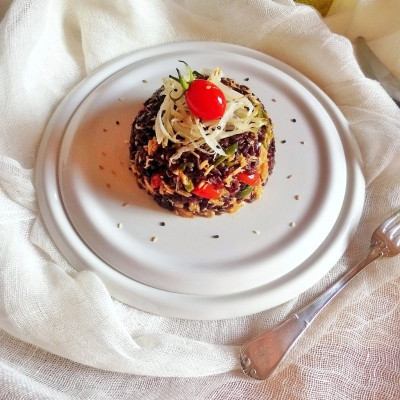 Riso venere con Trancio di Tonno in Olio d'Oliva Angelo Parodi, pomodorini pachino e verdure saltate